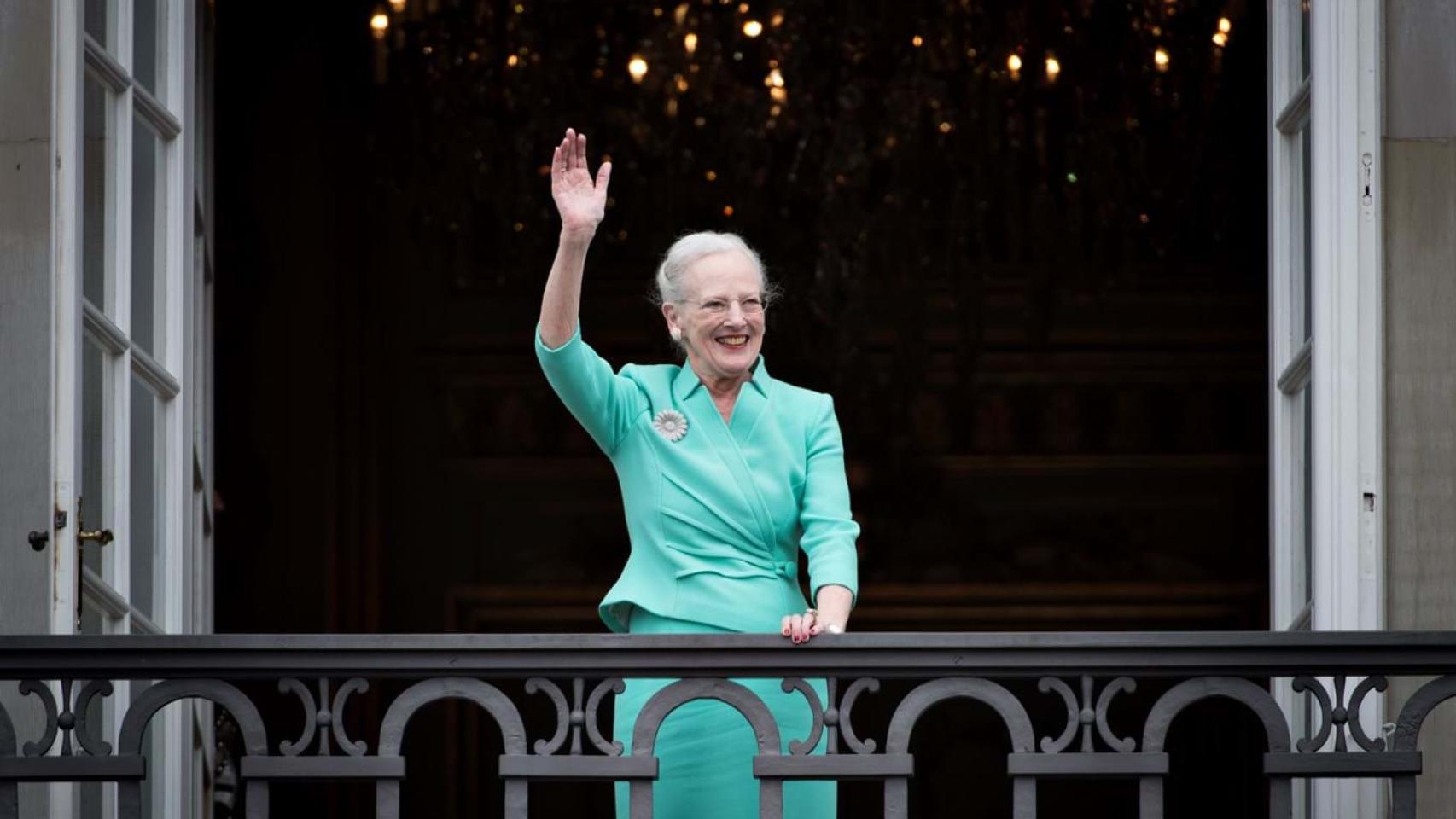La Reina, saluda desde el balcón de palacio.