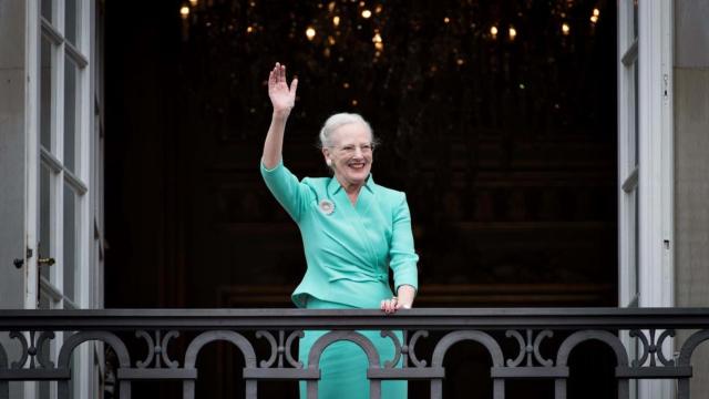 La Reina, saluda desde el balcón de palacio.
