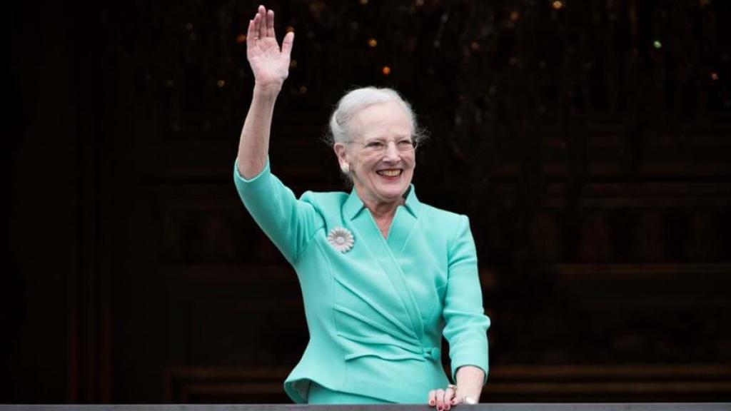 La Reina, saluda desde el balcón de palacio.