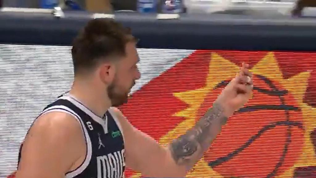 Luka Doncic le hace el gesto del dinero a los colegiados.