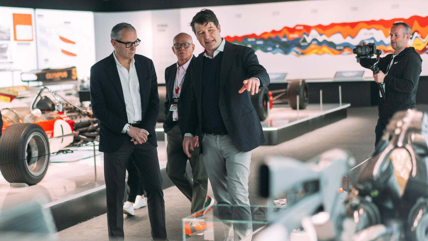 Stefano Domenicali, CEO de la F1, junto a los comisarios de la exposición.