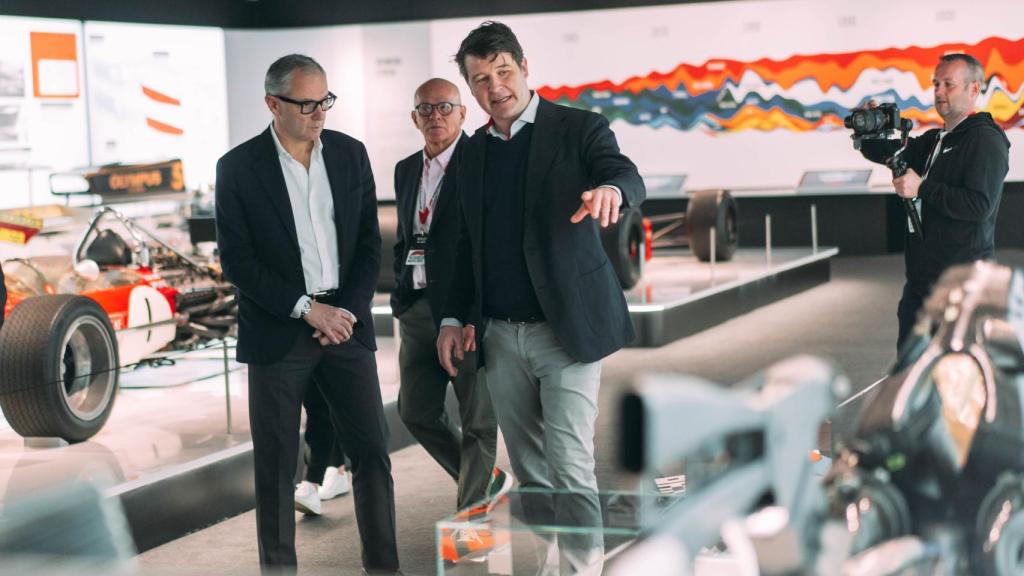 Stefano Domenicali, CEO de la F1, junto a los comisarios de la exposición.