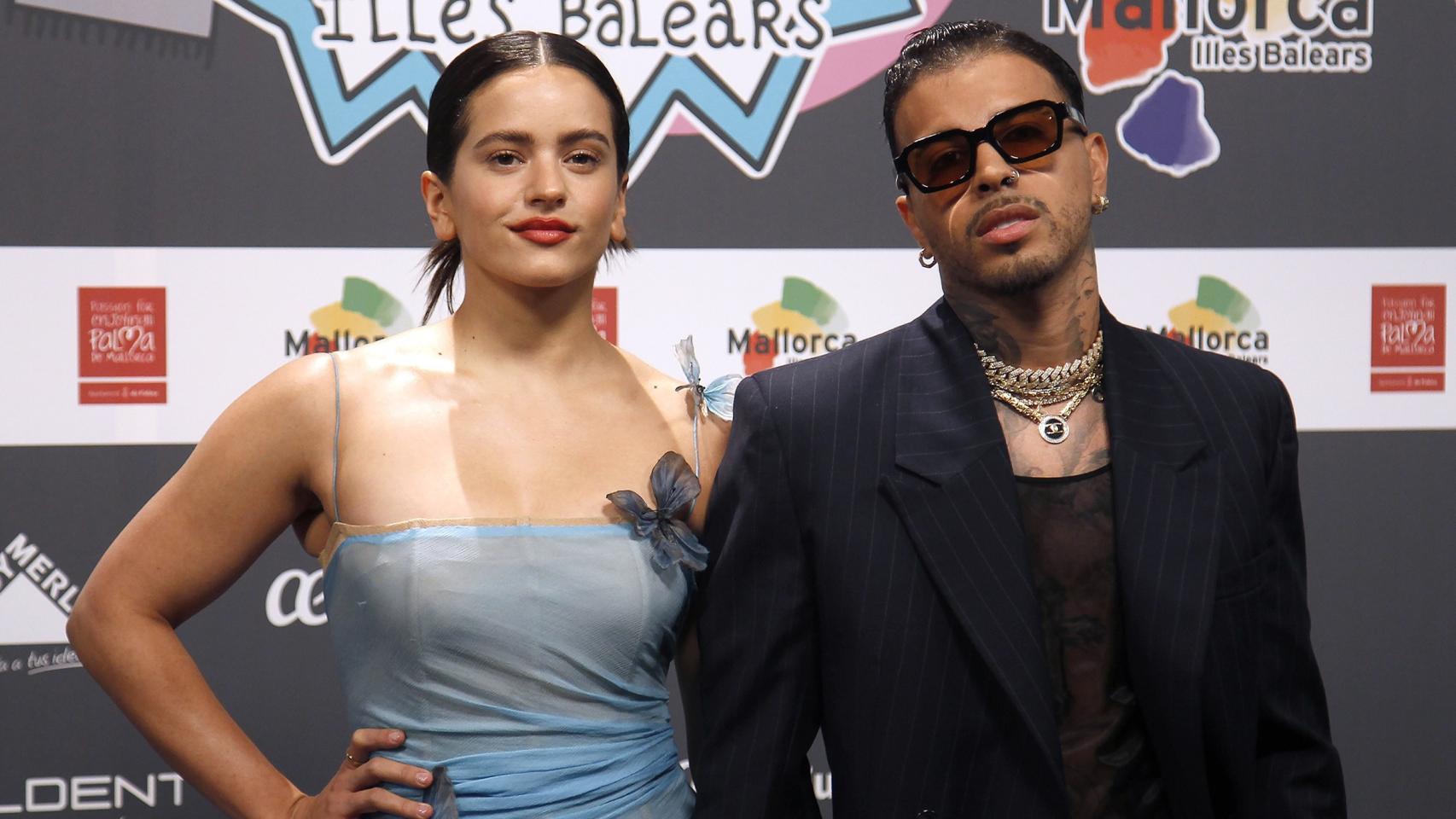 Rosalía y Rauw Alejandro posando en la alfombra roja de Los 40 Music Awards, en 2021. Foto: Europa Press