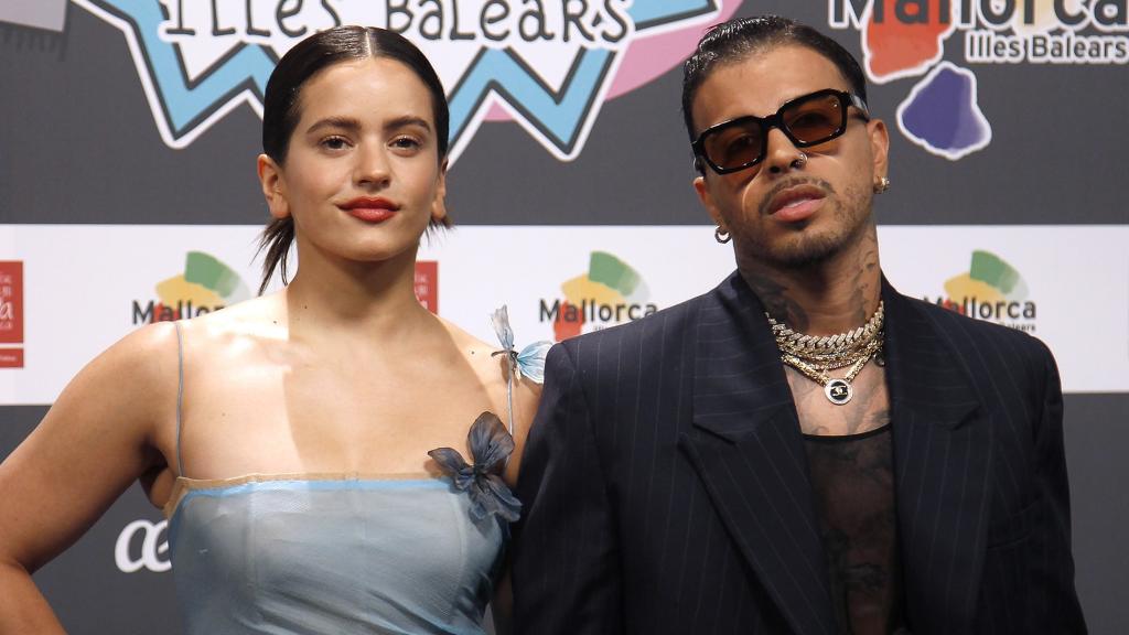 Rosalía y Rauw Alejandro posando en la alfombra roja de Los 40 Music Awards, en 2021. Foto: Europa Press