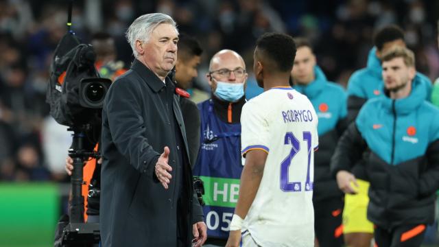Carlo Ancelotti y Rodrygo Goes tras un partido de Champions del Real Madrid