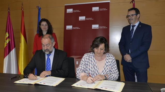 El rector de la Universidad regional, Julián Garde; y la consejera de Economía, Empresas y Empleo de la Junta de Comunidades de Castilla-La Mancha, Patricia Franco.