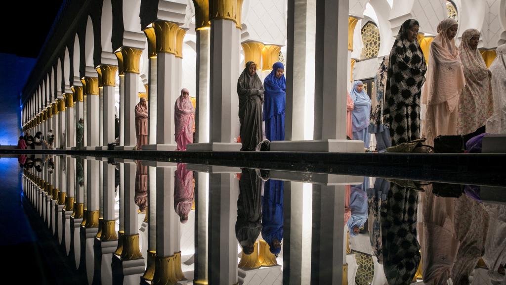 Varias mujeres musulmanas ofrecen oraciones durante la primera noche del sagrado mes de ayuno del Ramadán en la Gran Mezquita Sheikh Zayed en Solo, provincia de Java Central, Indonesia, el 22 de marzo de 2023.