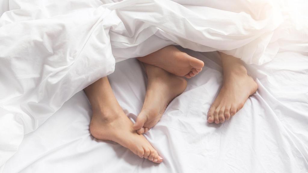 Imagen de archivo de una pareja en la cama