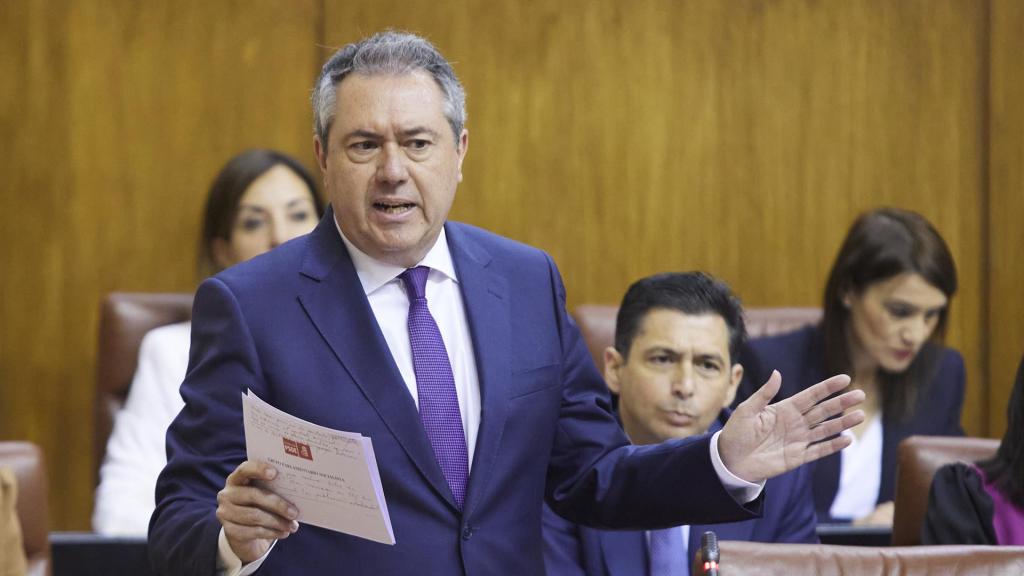 El secretario general del PSOE, Juan Espadas, durante una sesión de control del Parlamento andaluz.