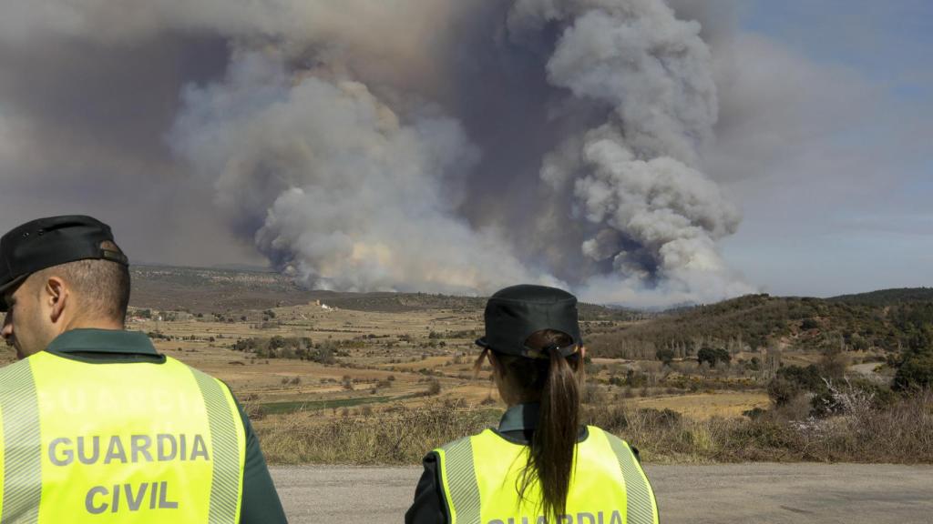 Vista del incendio declarado en la localidad castellonense de Villanueva de Viver, desde el municipio turolense de San Agustin.