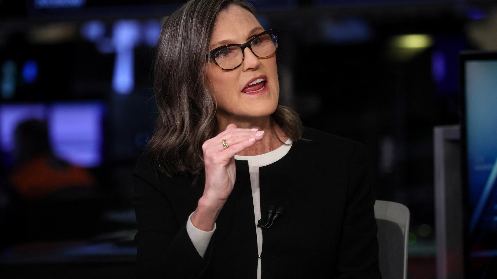 Cathie Wood, CEO del fondo Ark Invest, durante una entrevista con la CNBC en la Bolsa de Nueva York.