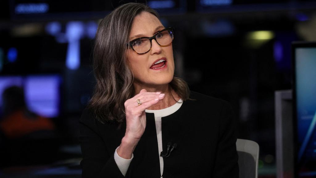 Cathie Wood, CEO del fondo Ark Invest, durante una entrevista con la CNBC en la Bolsa de Nueva York.