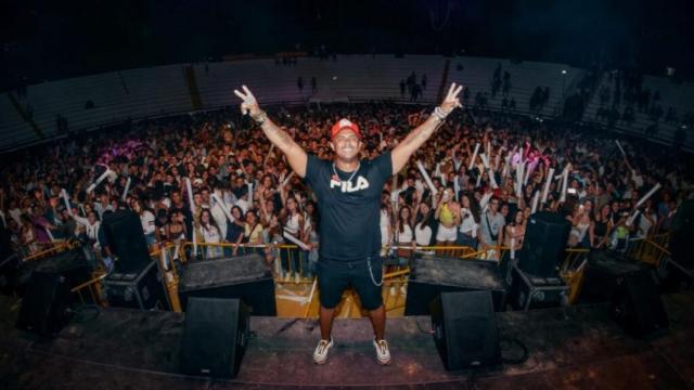 El cantante latino Henry Mendez, durante un concierto.