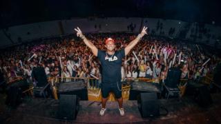 El cantante latino Henry Mendez, durante un concierto.