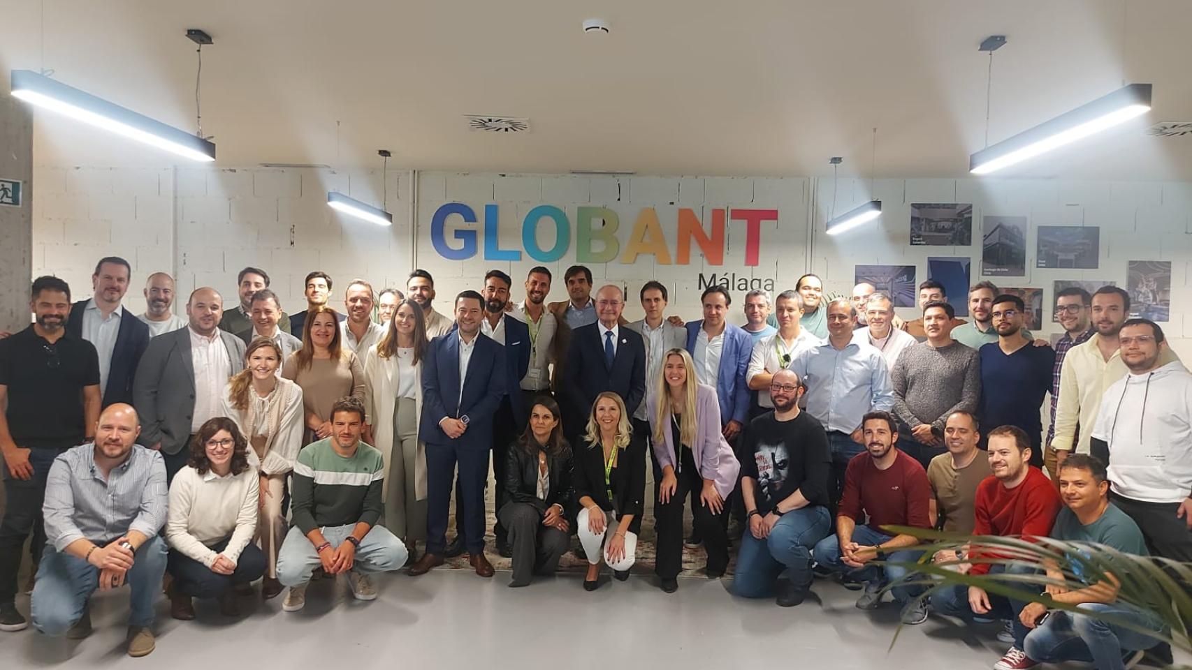 Directivos de Globant, autoridades y empleados de la empresa en Málaga.