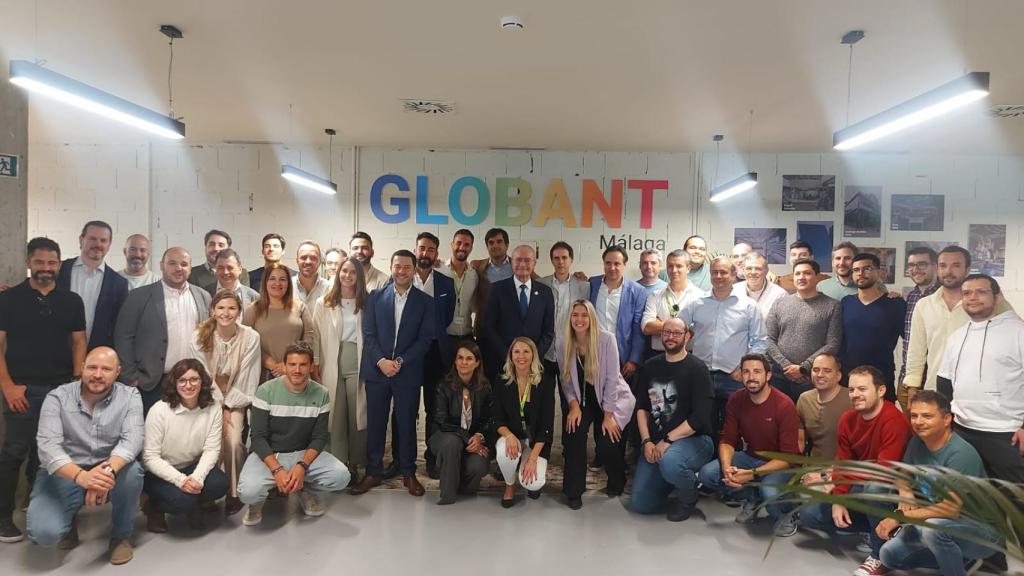 Directivos de Globant, autoridades y empleados de la empresa en Málaga.