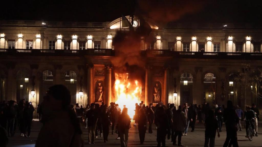 Arde el Ayuntamiento de Burdeos.