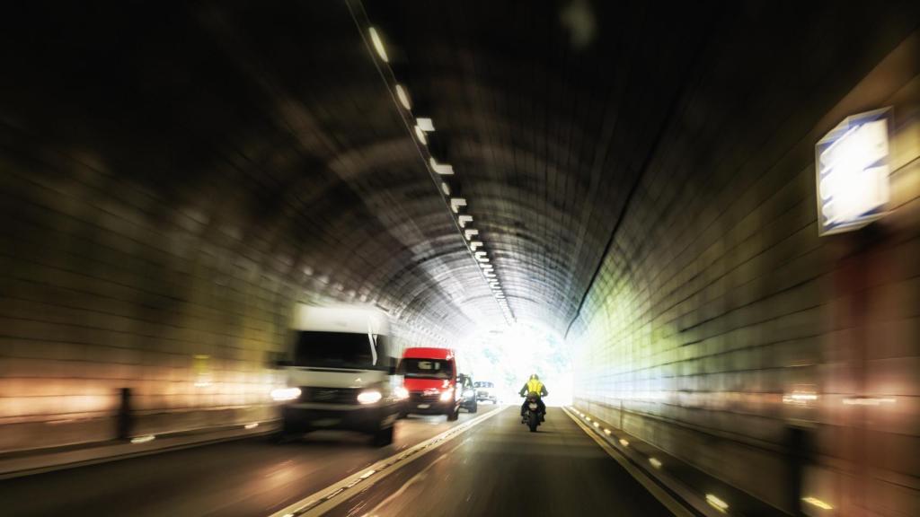 Túnel con tráfico
