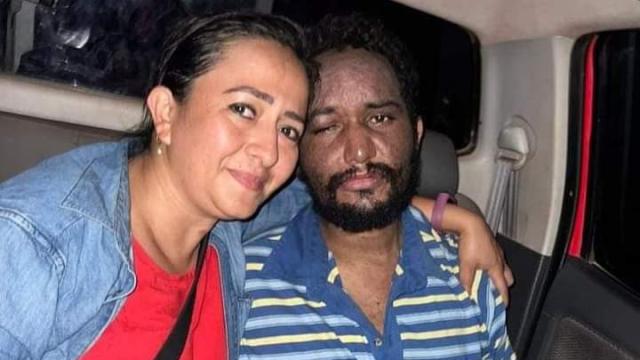Jhonatan Acosta junto a su hermana mayor Milade, el 25 de febrero pasado, día en que fue rescatado.