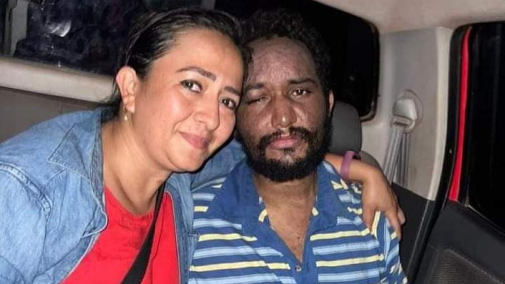 Jhonatan Acosta junto a su hermana mayor Milade, el 25 de febrero pasado, día en que fue rescatado.