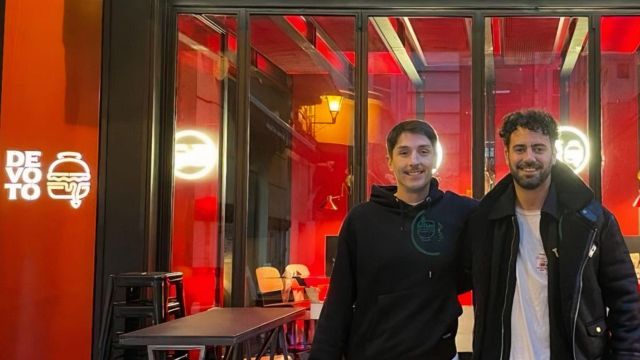 Devoto en A Coruña: Vistosas hamburguesas flameadas, con queso cheddar por encima o ahumadas