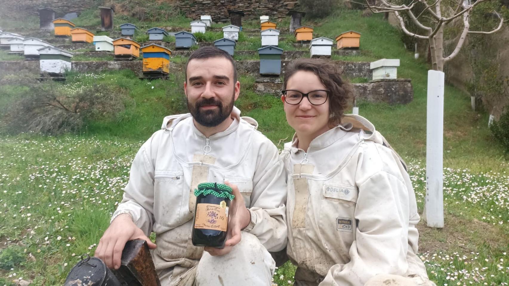 Los apicultores Javier Barreiro y Delia Heredia, posan junto a la miel de El Ramayal, condecorada en los Paris Honey Awards.