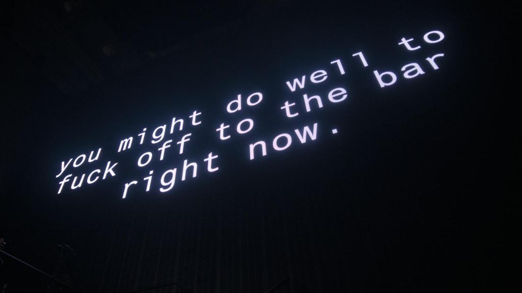 Una de las frases que aparecieron en la pantalla justo antes del concierto, en este caso en el de Barcelona el martes 21. Foto: Lorena Sopêna/Europa Press