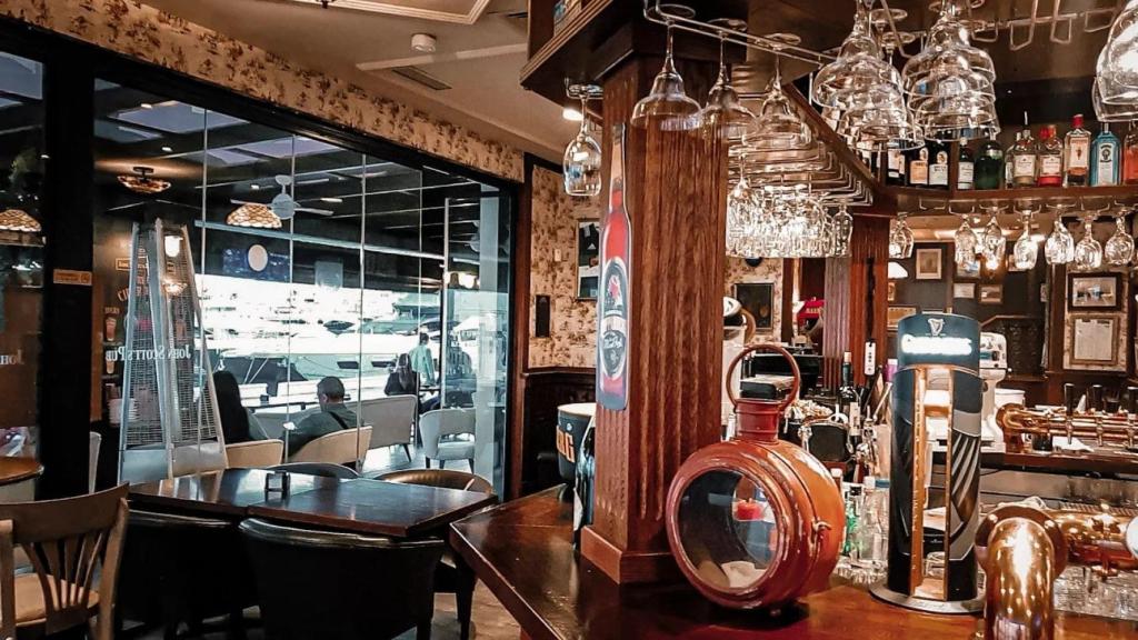 Imagen del interior de John Scott's Puerto Banús, que sirve de modelo para el bar de Málaga.