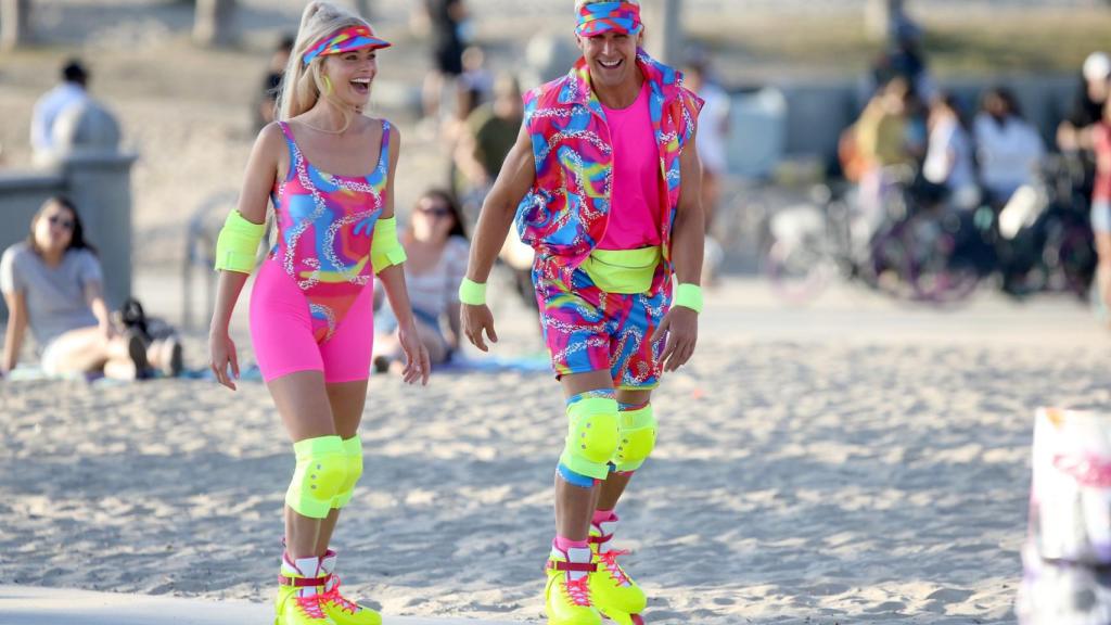 Margot Robbie y Ryan Gosling en el rodaje de la película Barbie.