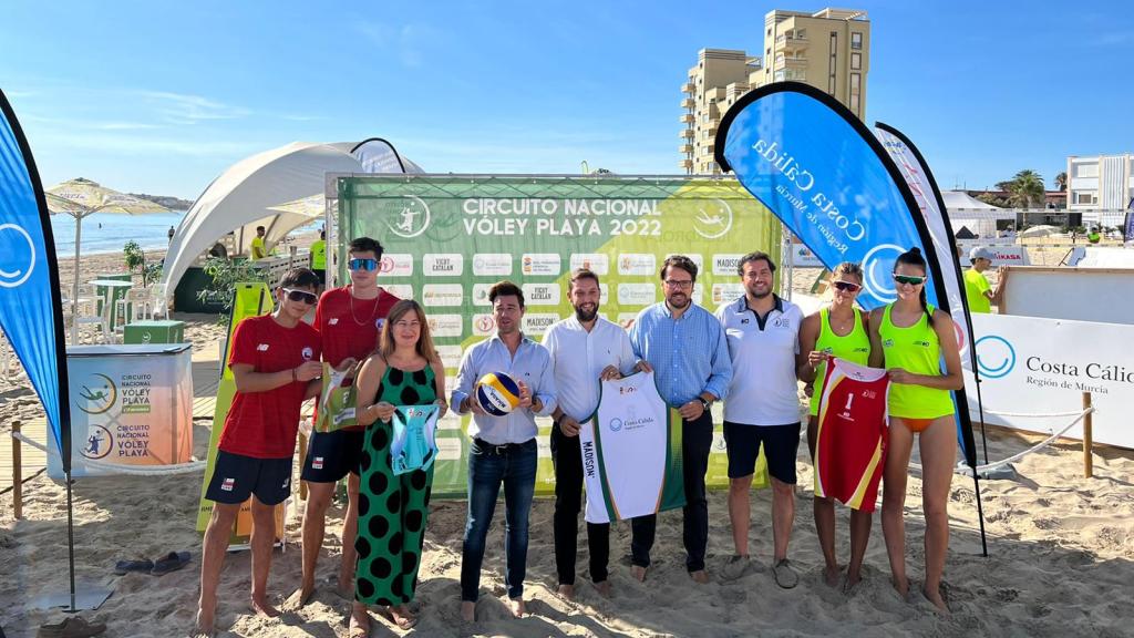 Los directores generales del Instituto de Turismo de la Región de Murcia y de Deportes, Juan Francisco Martínez y Francisco Javier Sánchez, respectivamente, junto a organizadores y participantes en la prueba del Circuito Nacional de Vóley Playa 2022, celebrado en La Manga.