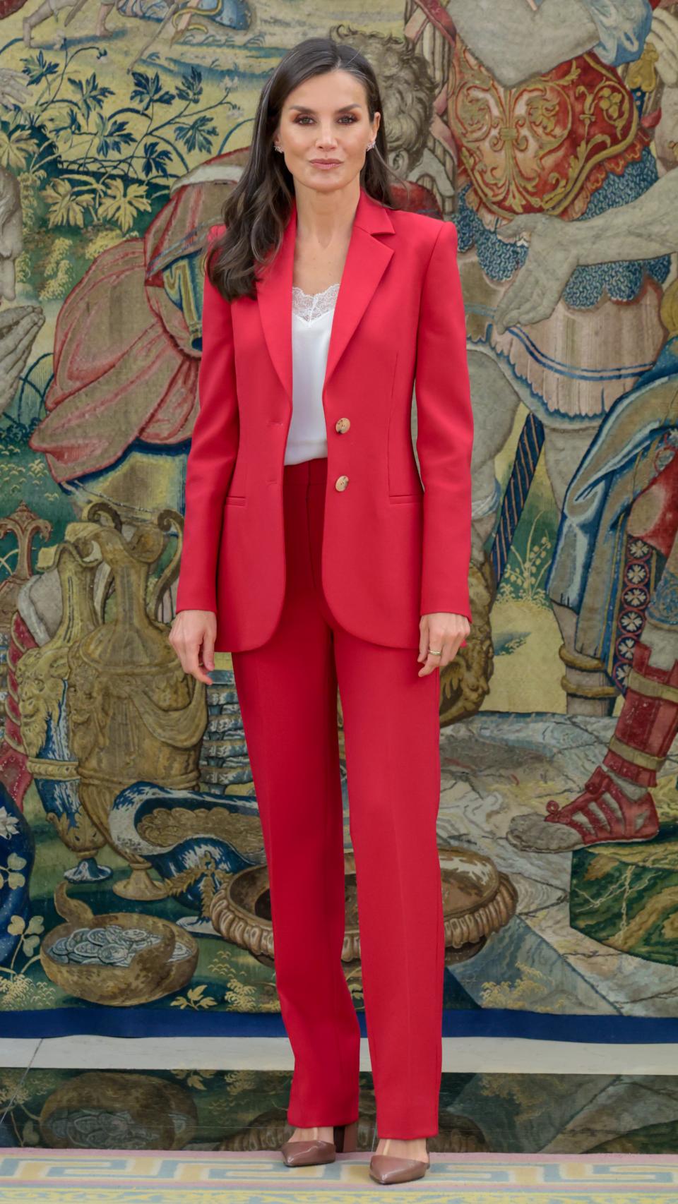 Letizia con un traje de chaqueta y pantalón de estreno.