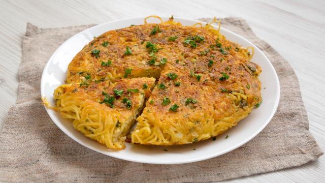 Tortilla de espaguetis - iStockPhoto - Liudmyla Chuhunova