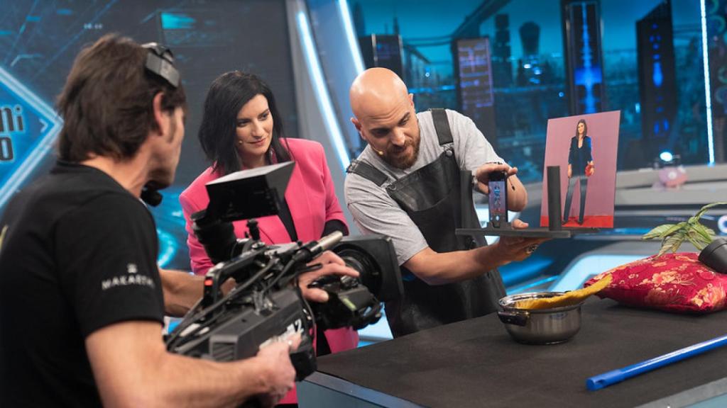 Miguel Gálvez lleva a cabo un experimento ante la mirada de Laura Pausini.