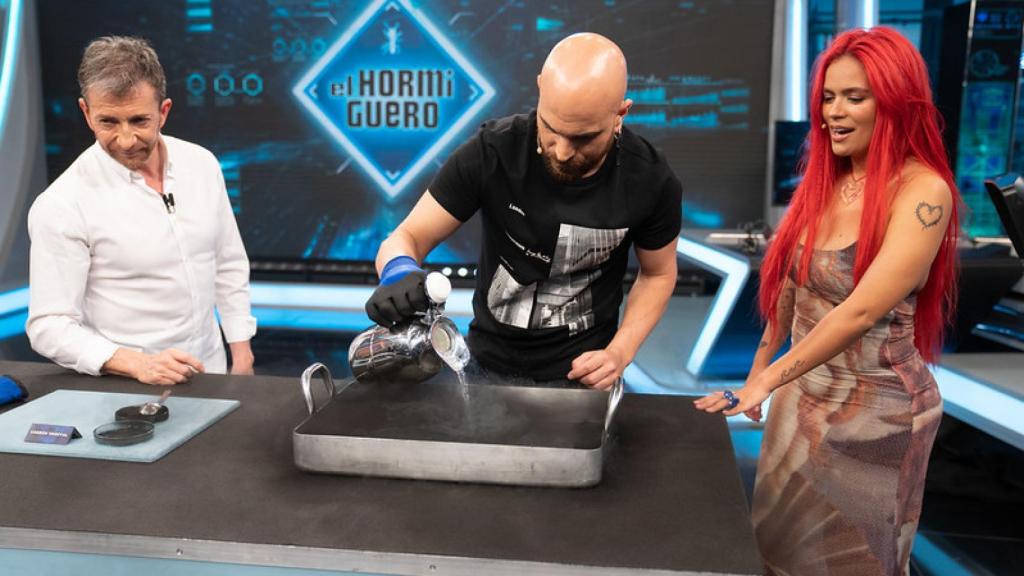 Miguel Gálvez explica una prueba de 'El Hormiguero' a Karol G.