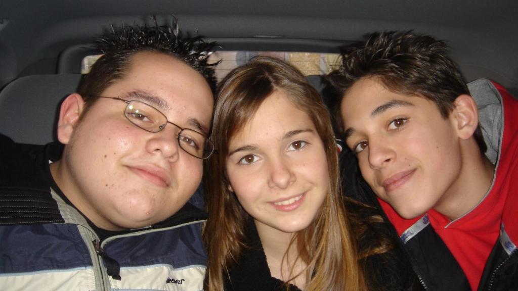 Andrés de la Cruz junto a Víctor Elías y Natalia Sánchez.