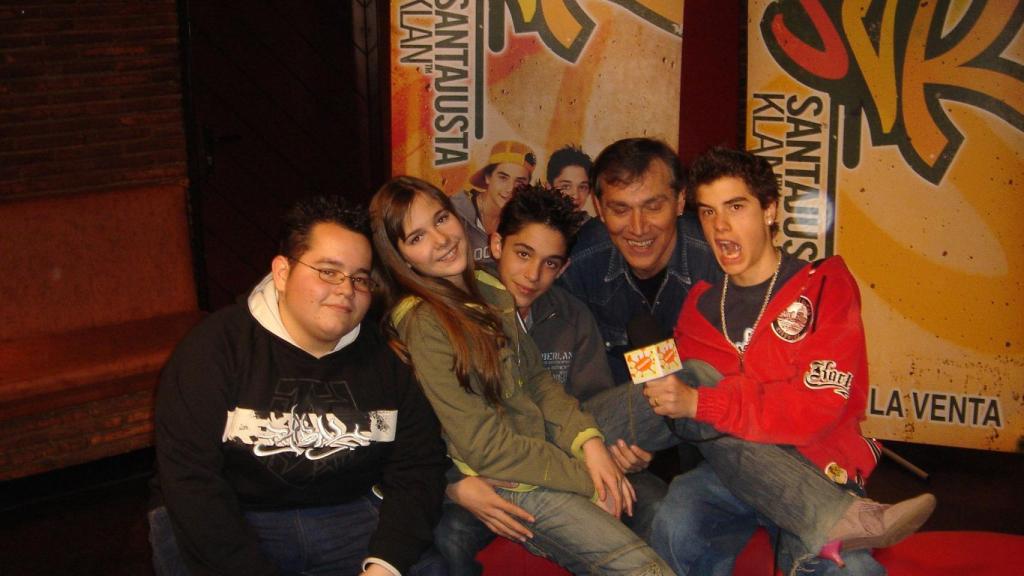 Andrés de la Cruz junto a los miembros de Santa Justa Klan.