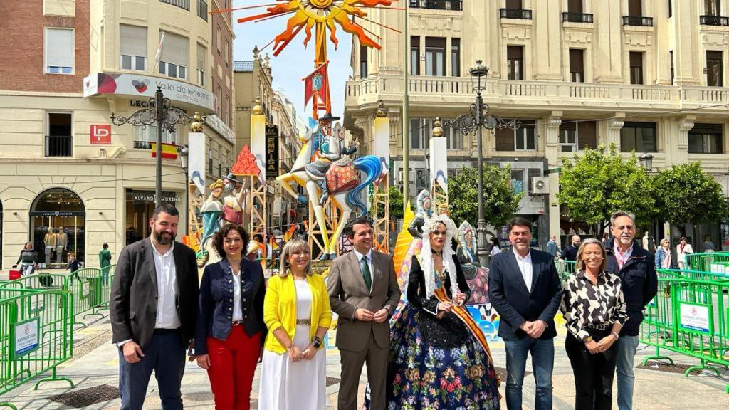 Bellido y Barcala acompañan a la Bellea del Foc en la promoción de Hogueras en Córdoba.