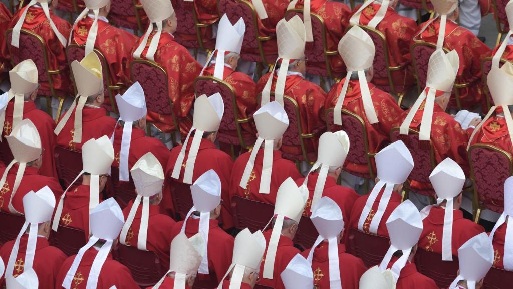 EuropaPress_4905635_cardenales_asisten_funeral_pontifice_emerito_benedicto_xvi_basilica_san