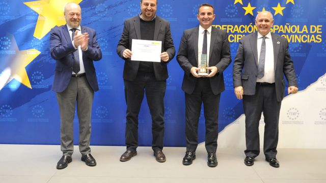 El alcalde de La Nucía, Bernabé Cano, recogiendo el premio.