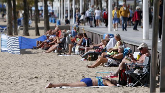 Varias personas tumbadas en una playa en Benidorm, este mes de marzo.
