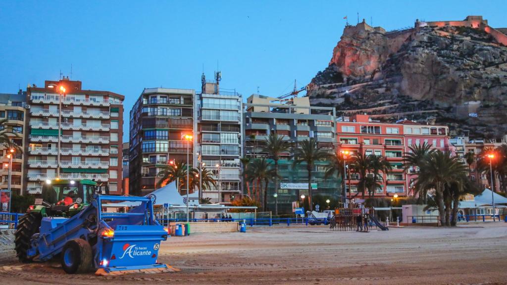 La playa del Postiguet en una imagen de archivo.