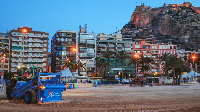 La playa del Postiguet en una imagen de archivo.