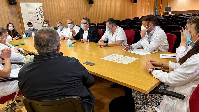 Reunión de los sindicatos del Hospital Marina Baixa con varios alcaldes de la comarca.