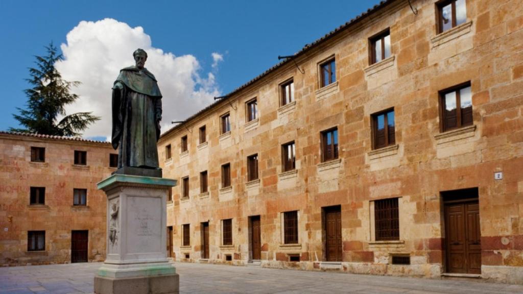 Imagen de la estatua de Fray Luis de León ubicada en Salamanca.