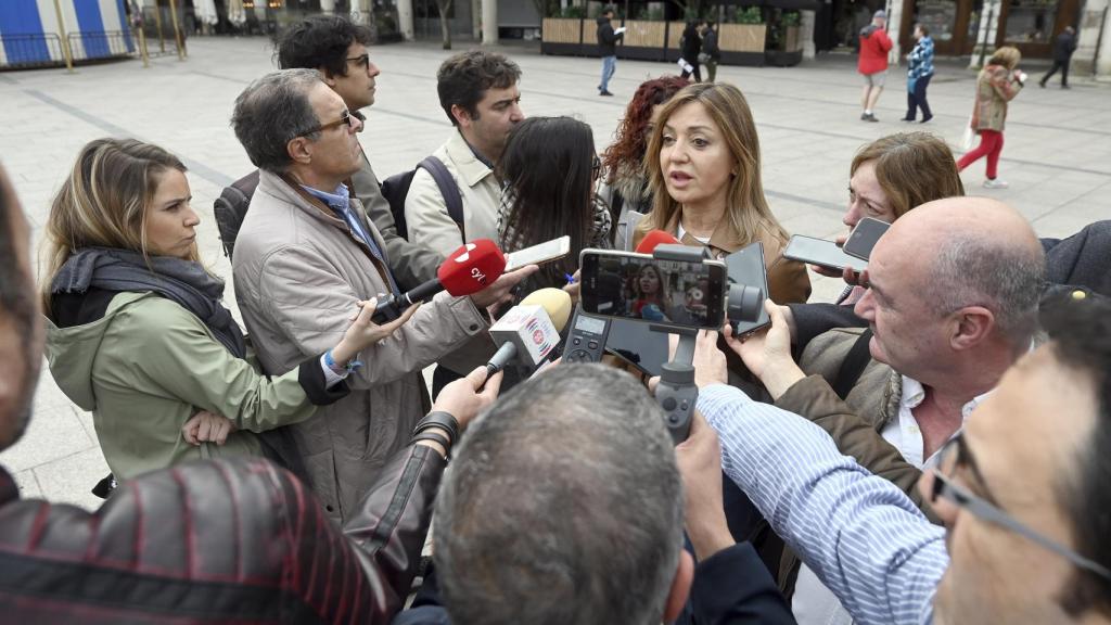 La exportavoz popular en el Ayuntamiento de Burgos Carolina Blasco durante una intervención ante los medios, este jueves.