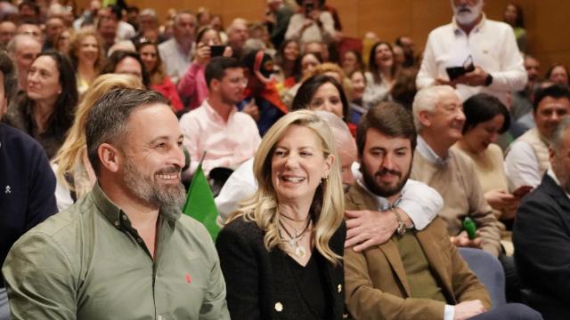 Irene Carvajal junto a Santiago Abascal y García-Gallardo