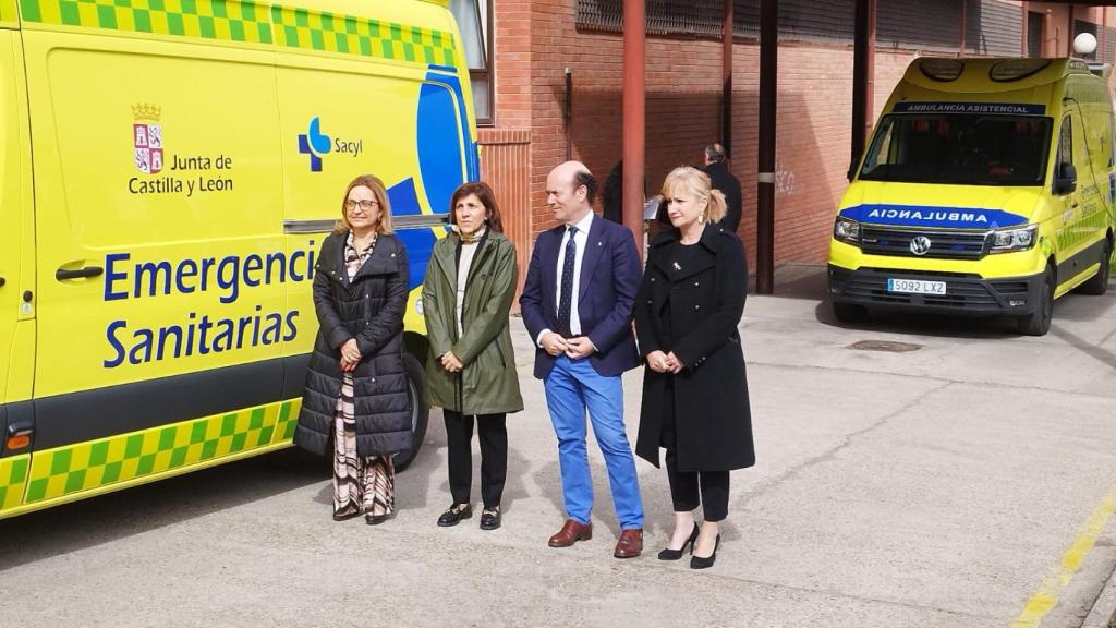 Presentación de las nuevas ambulancias de emergencias con el viceconsejero de Sanidad, Planificación y Resultados en Salud, Jesús García-Cruces Méndez