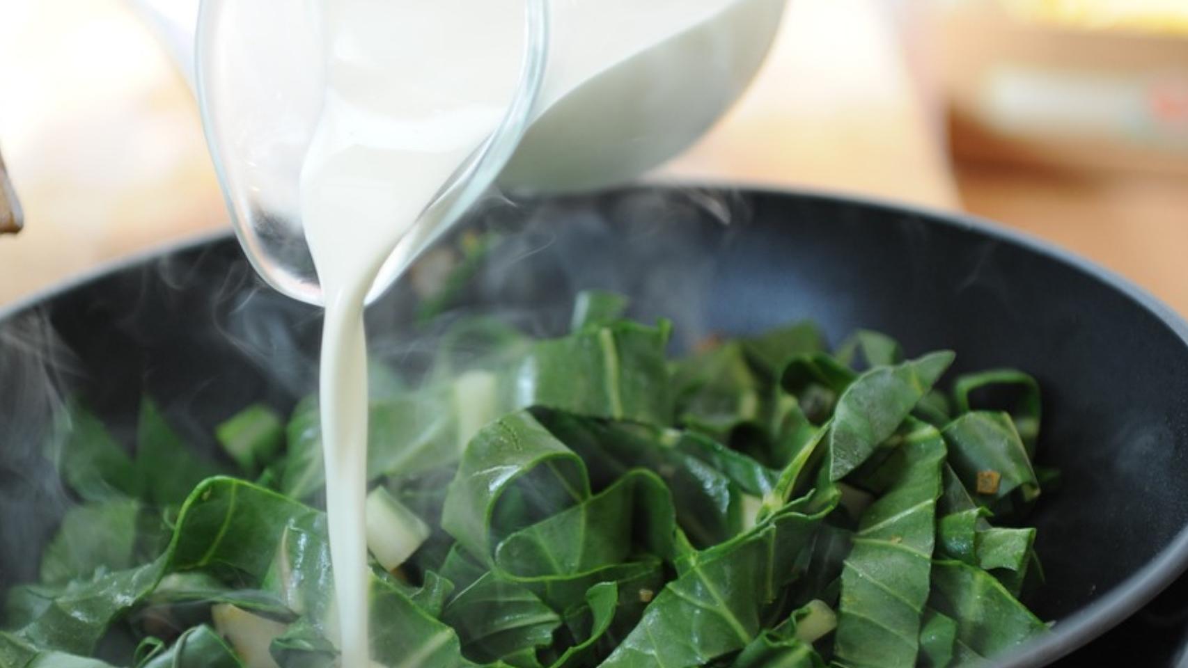 Preparando una crema de espinacas.