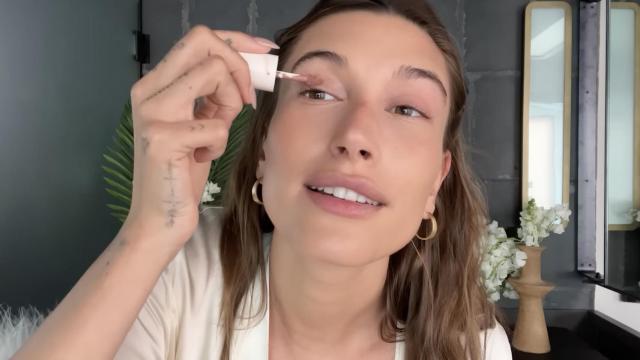 Hailey Bieber usando el producto.