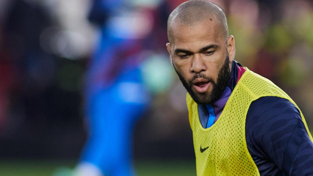 Dani Alves, durante un calentamiento previo a un partido